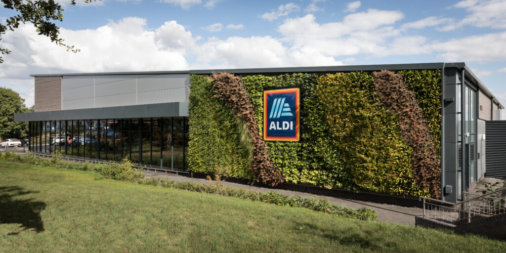 Aldi supermarkt in Derbyshire installeert 60 m2 groene gevel