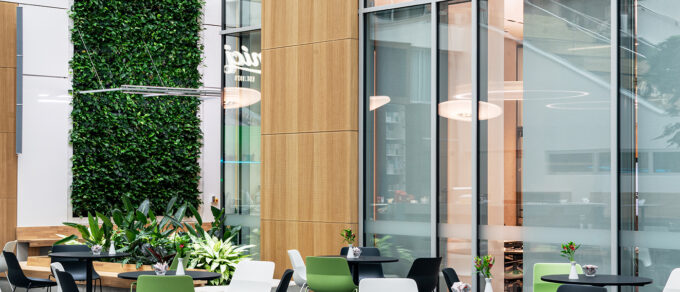 Mobilane LivePanel Indoor Natürliches Grün im Atrium
