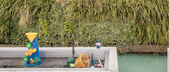 Mobilane LivePanel outdoor N Family Club Nursery, London Groene wand bij kinderopvang