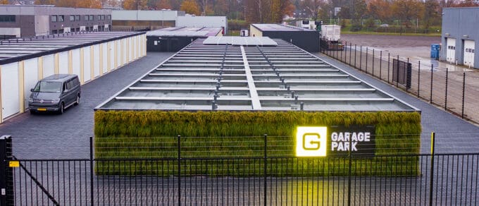Goed beveiligde garageboxen met groene wand bij het Garagepark in Bergen op Zoom