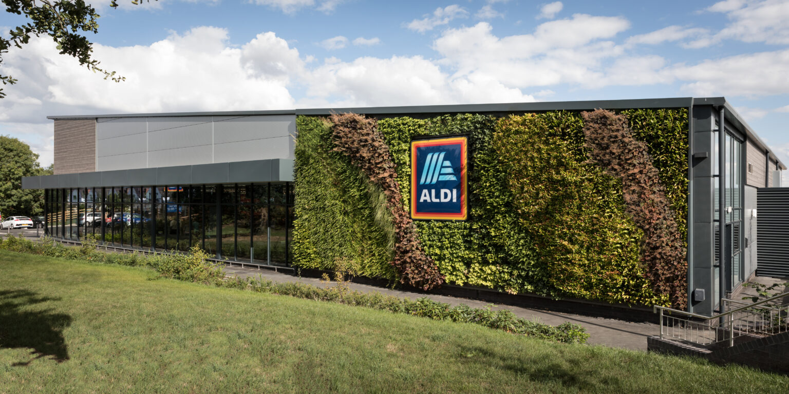 AldiSupermarkt installiert eine 60 m2 große grüne Fassade