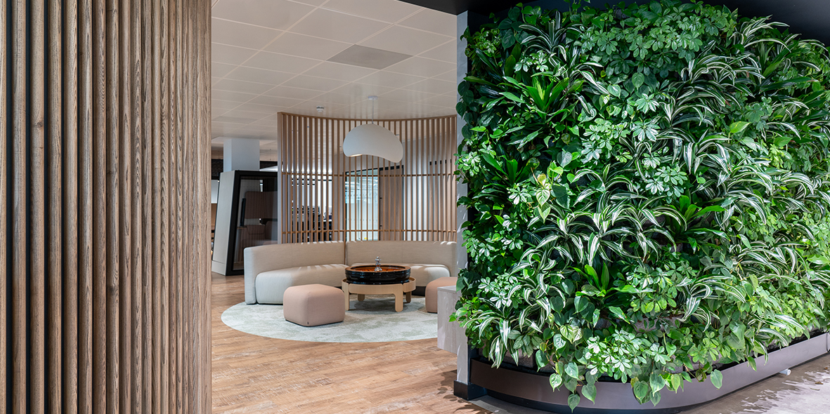 MobiPanel groene binnenwand Finzels Reach kantoor UK