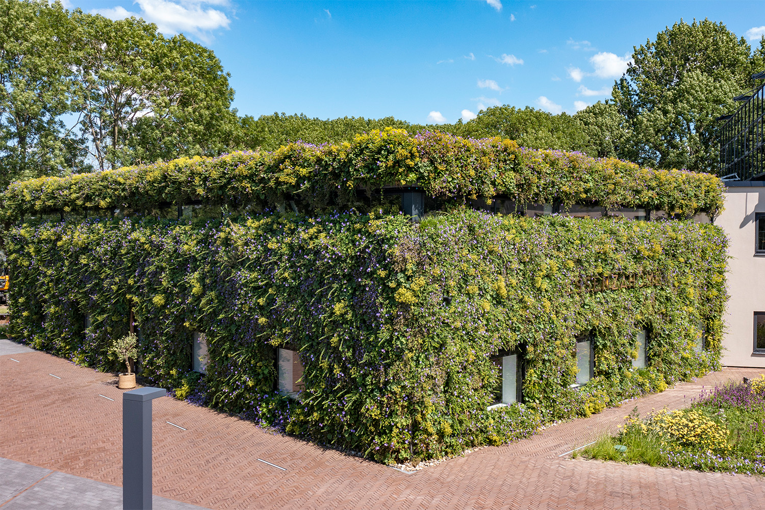 green-facades-for-data-centres-mobipanel-system