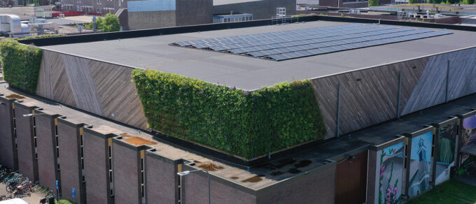 Sporthal Theothorne in Dieren met groene gevel gerealiseerd met het MobiPanel-systeem van Mobilane.
