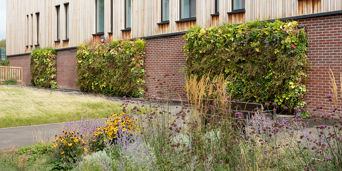 An Inspiring Environment at Two Bridges Academy - intext Mobilane
