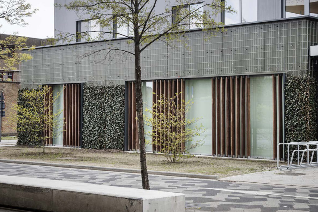 MobiClimb est le seul système de végétalisation de façade qui offre une façade verte entièrement développée dès l'installation, grâce à des plantes grimpantes pré-cultivées aux racines solides — installable toute l'année et avec un entretien minimal.
