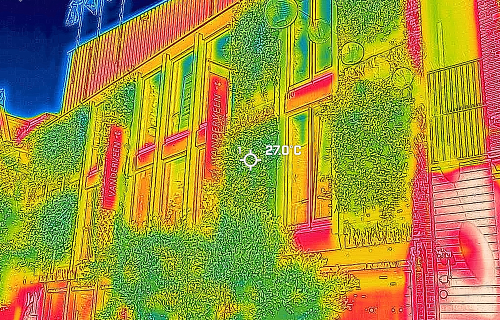 Thermografie der grünen MobiPanel-Fassade beim Warenhaus Vanderveen, Assen sichtbar kühler als die unbegrünte Fassade.