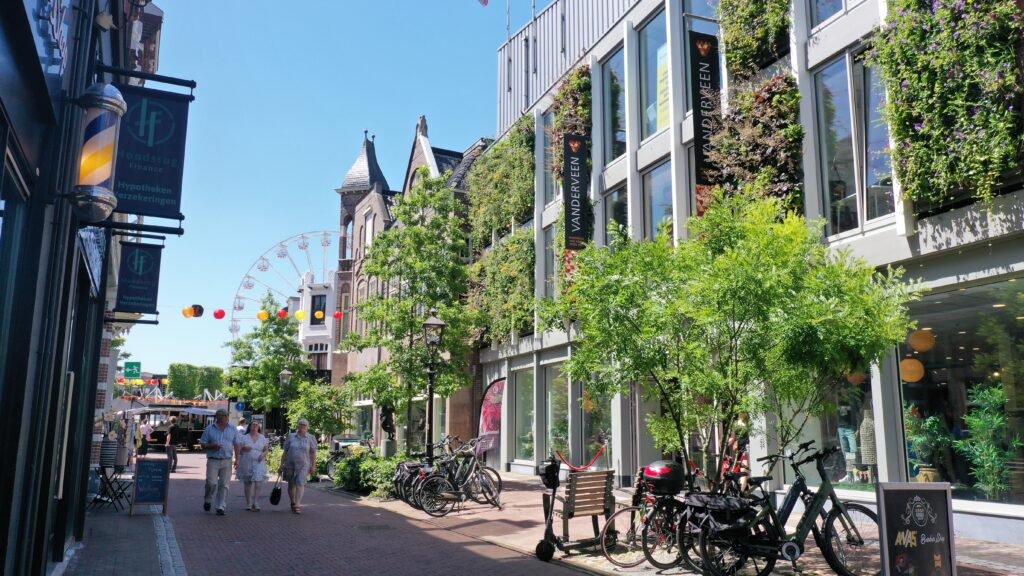 Grüne MobiPanel-Fassade beim Warenhaus Vanderveen in Assen