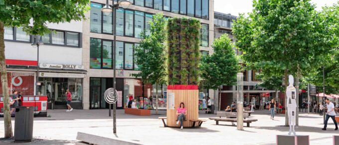 Close-up van de MobiPanel-plantenwand op de ALPAKA Green Tower in het voetgangersgebied van Fulda