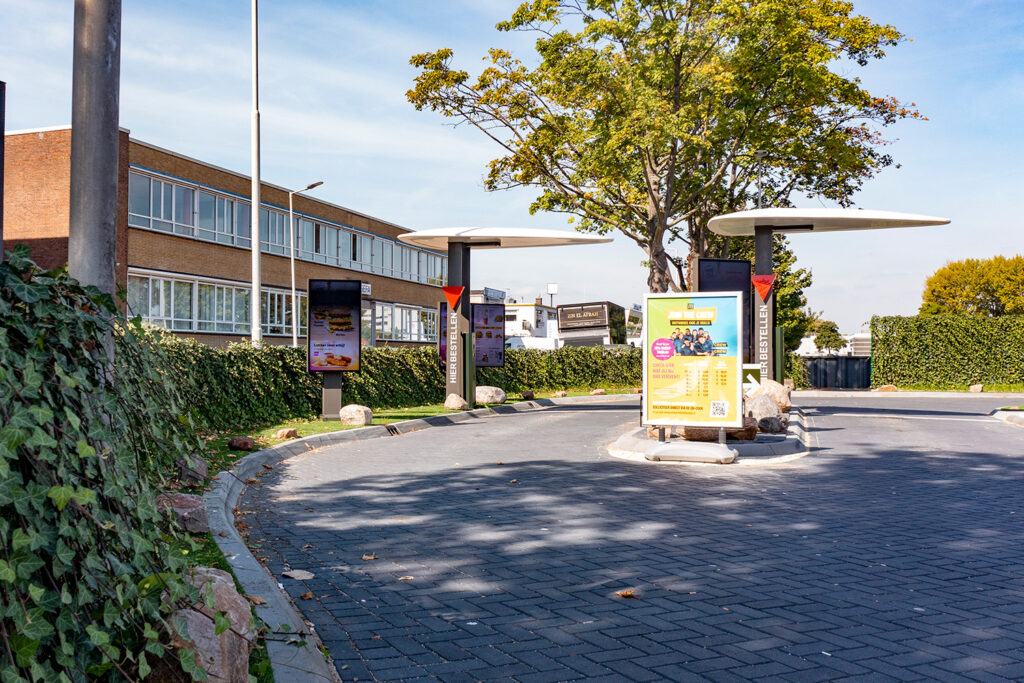 A one-metre-high Mobilane Green Screen along the Mc Drive at McDonald's in Rotterdam